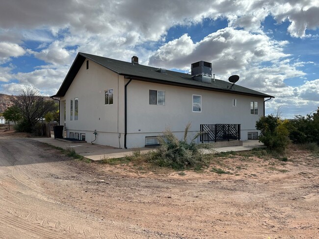 Building Photo - Remodeled 3 bed 3 bath apartment