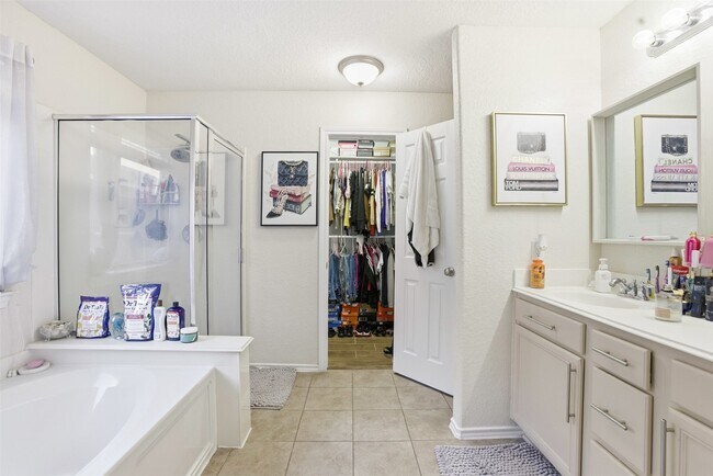 Building Photo - 11402 Overland Trail Dr
