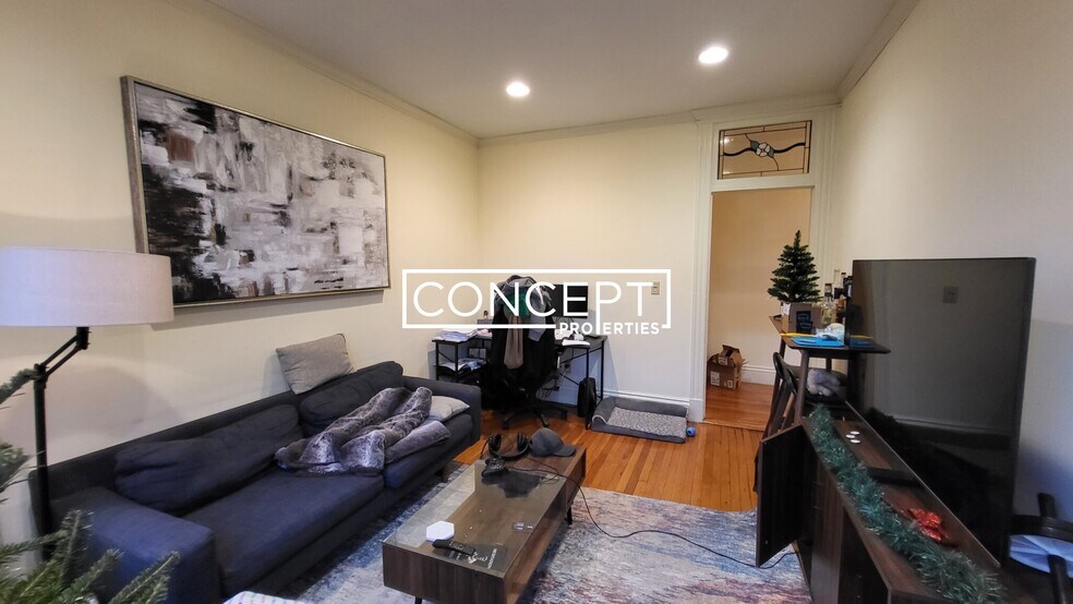 Building Photo - 100 Queensberry St