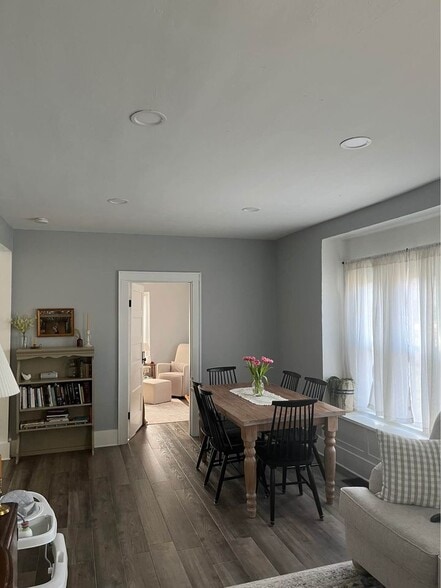 Building Photo - 806 W Broadway St