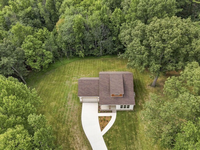 Building Photo - 211 Majestic Dr