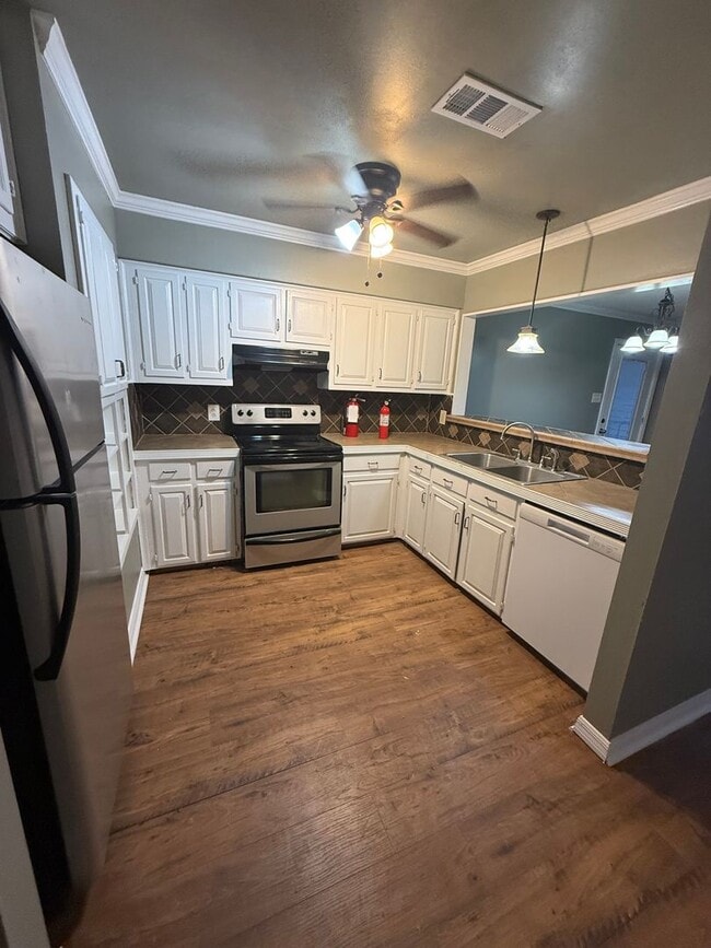 Building Photo - 3BD 2BA FLAT UPSTAIRS WITH HUGE BALCONY