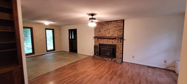 Building Photo - 4793 Castle Ford Rd