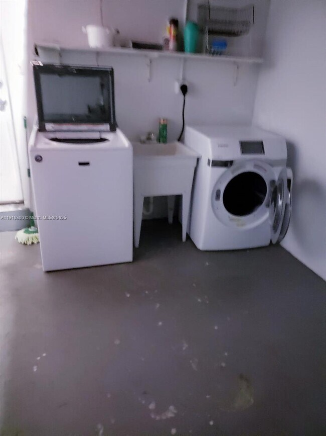 Building Photo - 1031 N 16th Ct