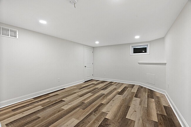 Building Photo - 409 Maiden Ln