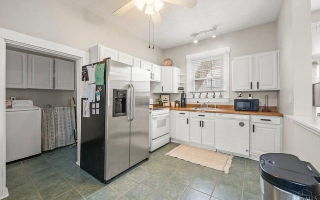 Building Photo - Cute bungalow house. | Available April | 6 month Lease