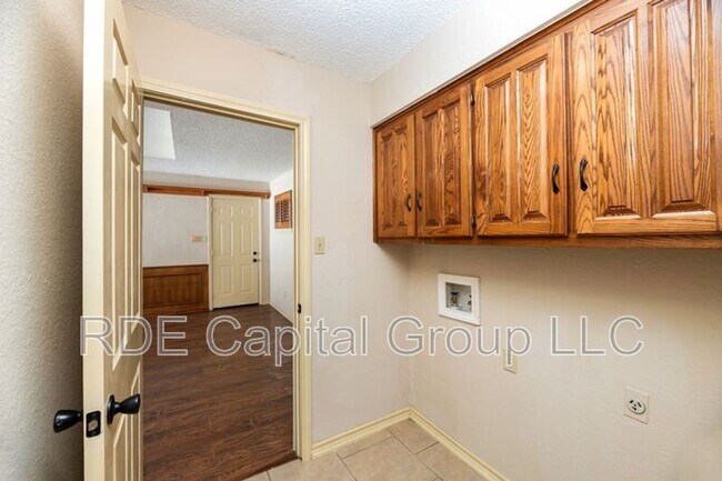 Building Photo - 922 Kingston Dr