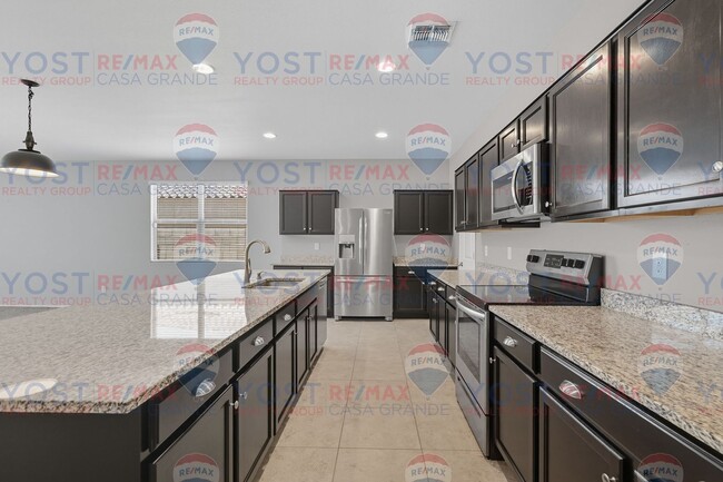 Building Photo - Bright Open Floor Plan with Low-Maintenanc...