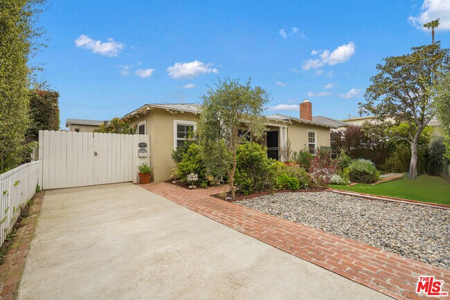 Building Photo - 777 El Medio Ave
