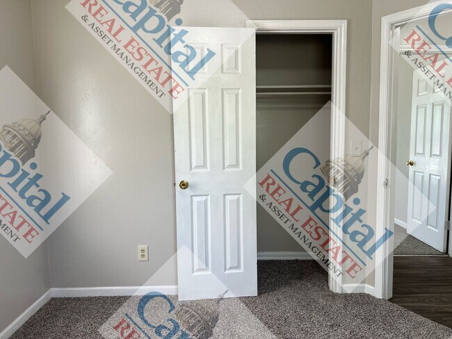 Building Photo - Charming 2 Bedroom