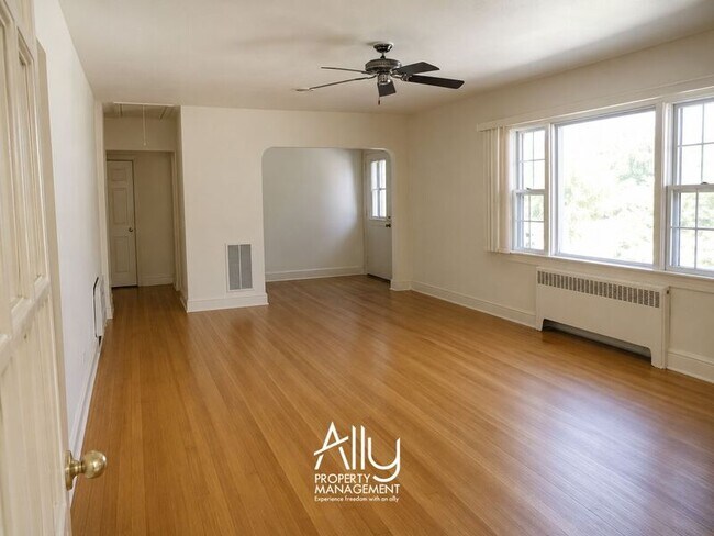 Building Photo - 1605 Cambridge Cir