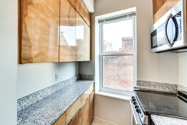 Building Photo - Top Tier Two-Level Abode-- Storage and Parking Included!