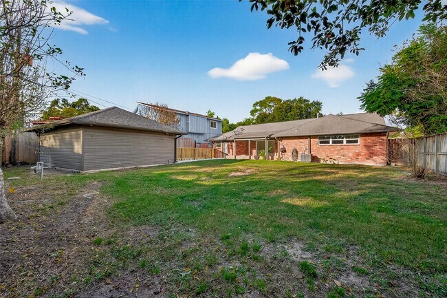 Building Photo - 5211 Hummingbird St