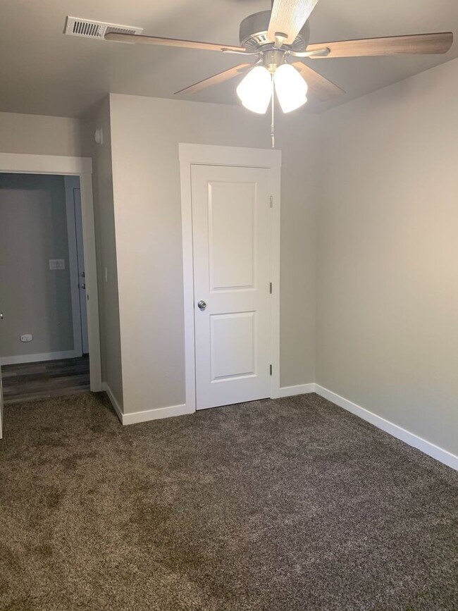 Building Photo - FULLY REMODELED Large 4/2, Close to Enloe and Chico State