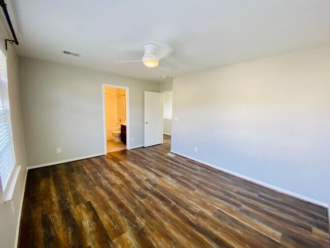 Building Photo - {12337} Spacious Stone Creek Village Townhouse + All Appliances Included + Lawn Care Included + 1...