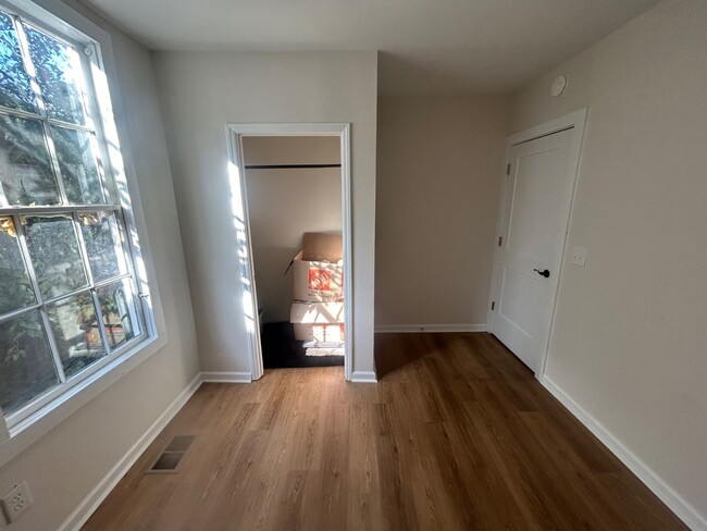 Building Photo - 827 Silver St