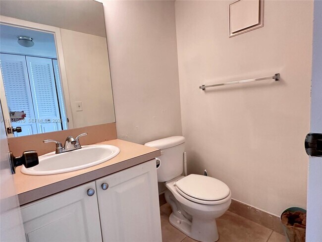 Building Photo - 569 Fanshaw N