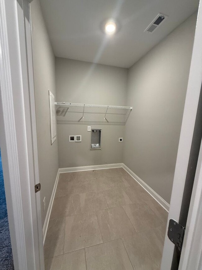 Building Photo - For Lease – Spacious Townhome in Hixson