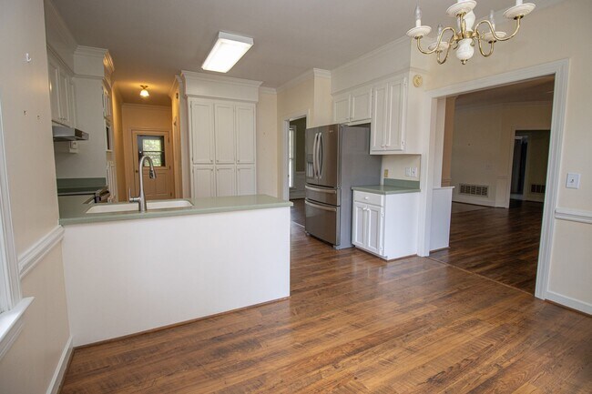 Building Photo - 2220 Montclair Dr