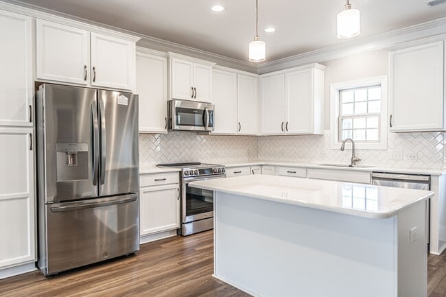 Building Photo - 152 Lark Dr