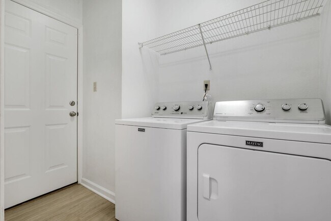 Building Photo - 848 Eagle View Dr