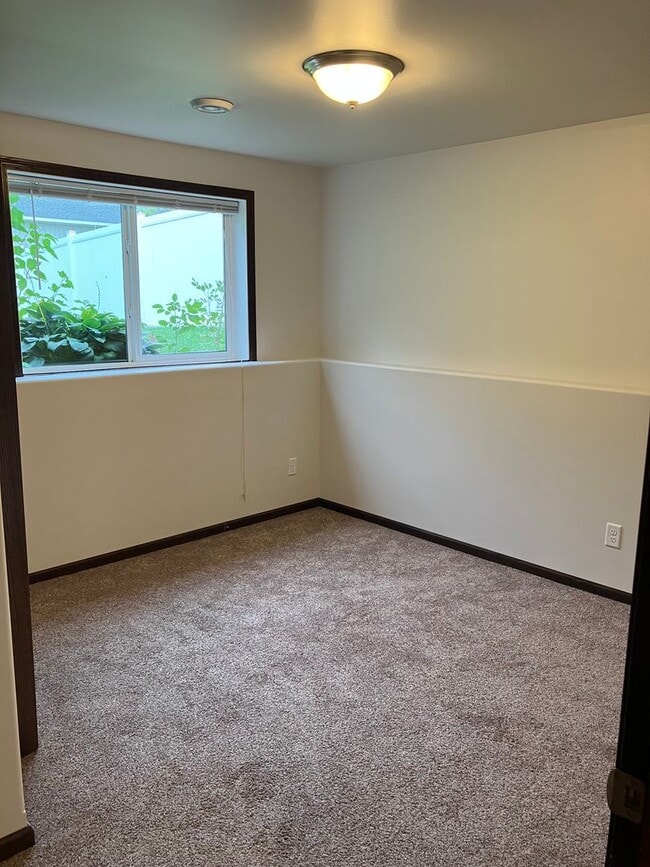 Building Photo - 3 Bed 2 Bath Twin Home