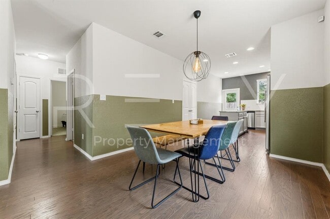Building Photo - 1600 Cliffbrake Wy