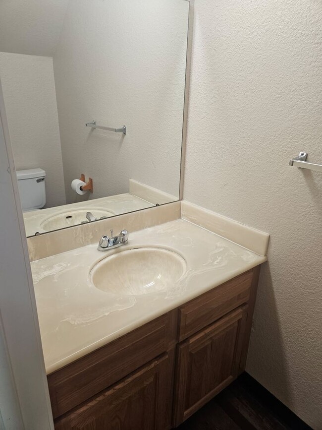 Building Photo - Greenley Oaks Townhome