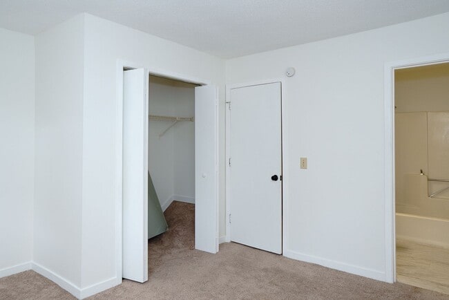 Building Photo - Cozy Two Bedroom Townhouse