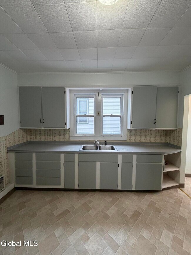 Building Photo - 1111 Parkwood Blvd