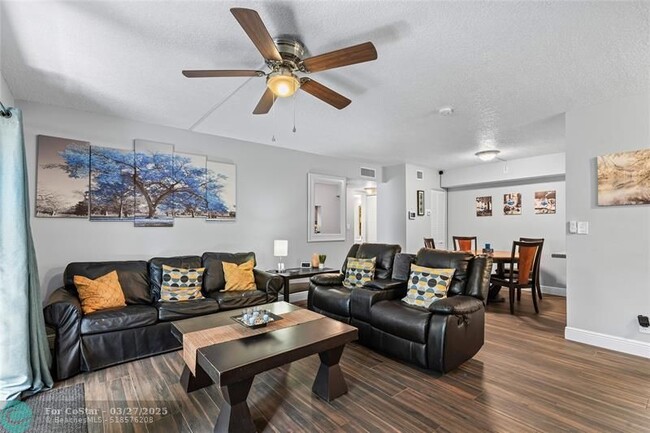 Building Photo - 2753 S Oakland Forest Dr