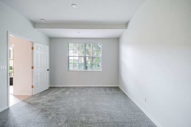 Building Photo - Spacious 3/2 Condo in the Gated Oakwater Community with Single Car Garage! Brand new carpets and ...