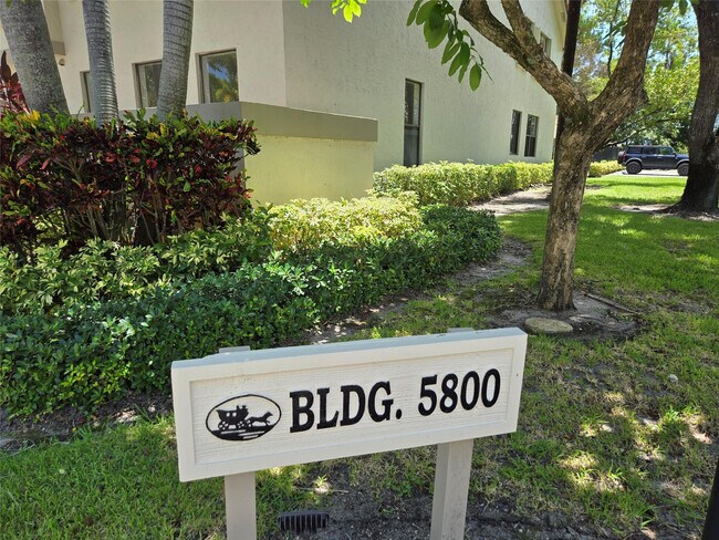 Building Photo - 5800 Coach House Cir