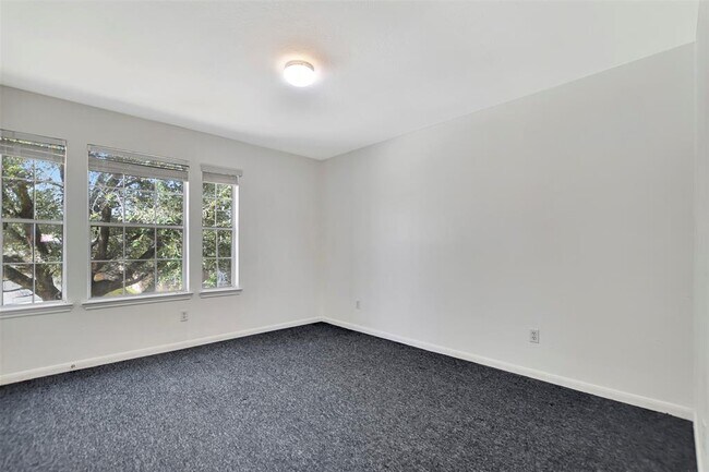 Building Photo - 1811 Adobe Falls Dr