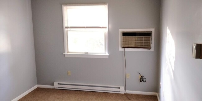 Building Photo - Spacious Pet Friendly 1 Bedroom with AC