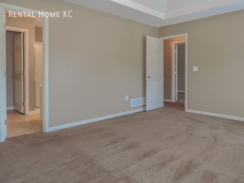 Building Photo - Open and Light 2-story w/fin bsmt and fenc...