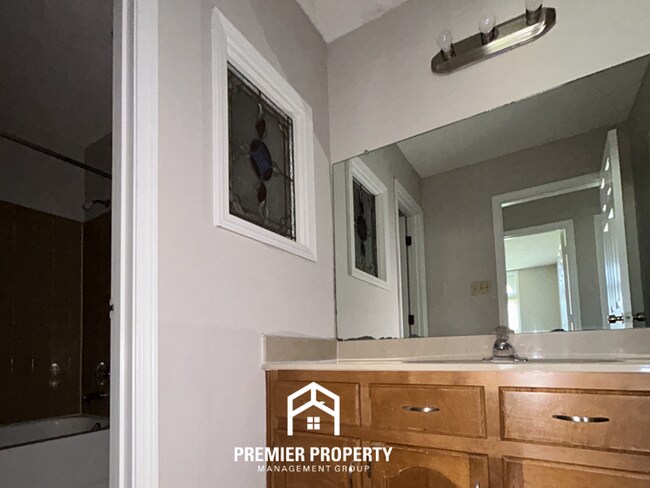 Building Photo - Large 5BR/3.5BA Home in 38125 | 2,541 Sq Ft, Vaulted Ceilings & Covered Patio