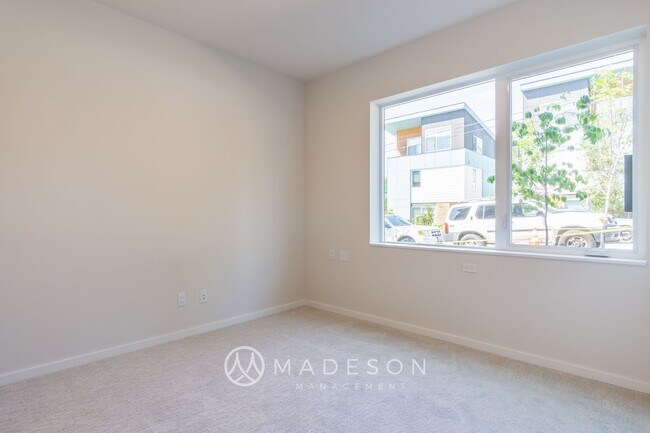 Building Photo - 9730 Woodlawn Ave N