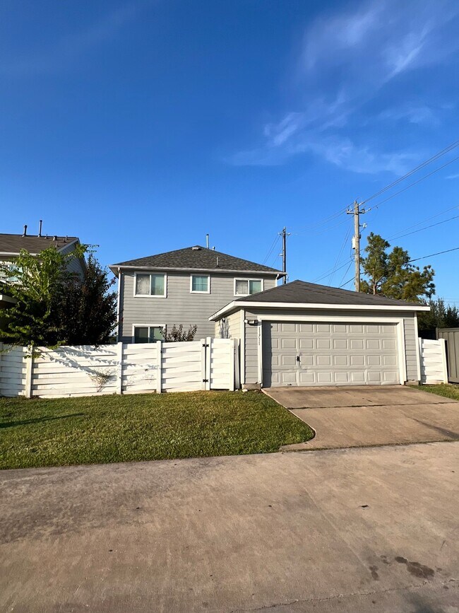 Building Photo - 11711 Chanteloup Dr