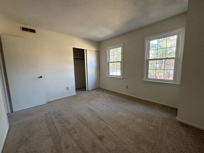 Building Photo - Charming 2 Bedroom, 1.5 Bath Townhome-103 Palace Circle