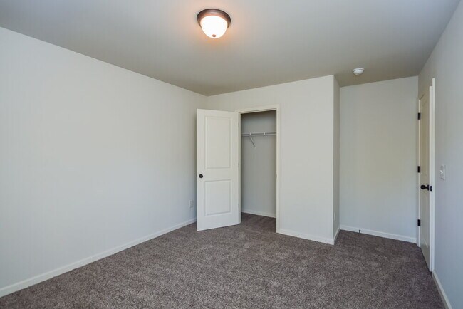 Building Photo - 590 Roland Manor Dr