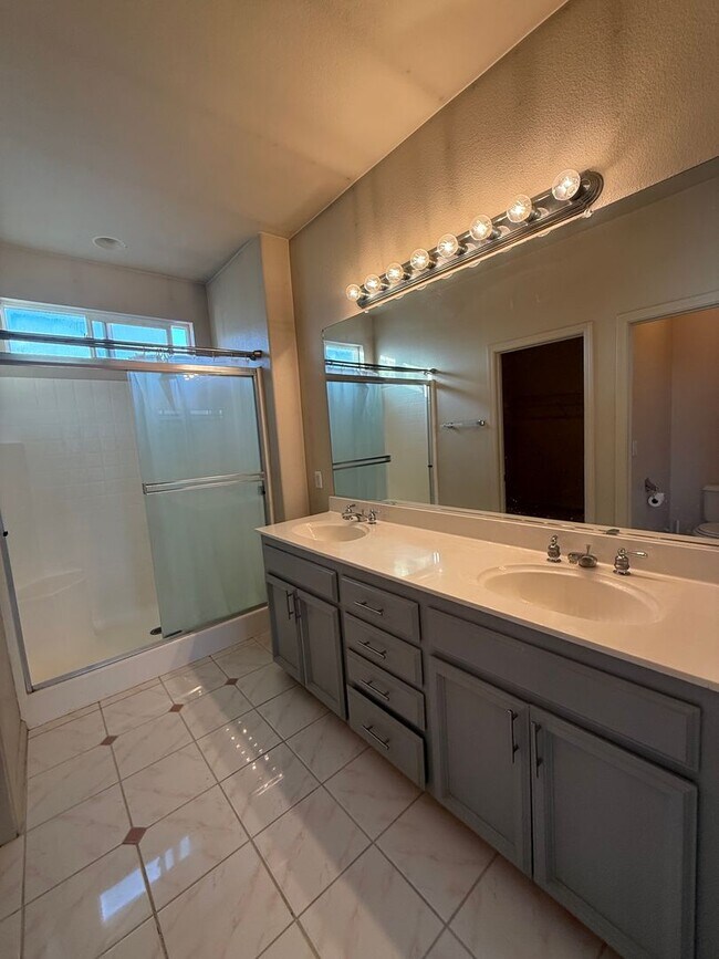 Building Photo - Nice Home with great floorplan