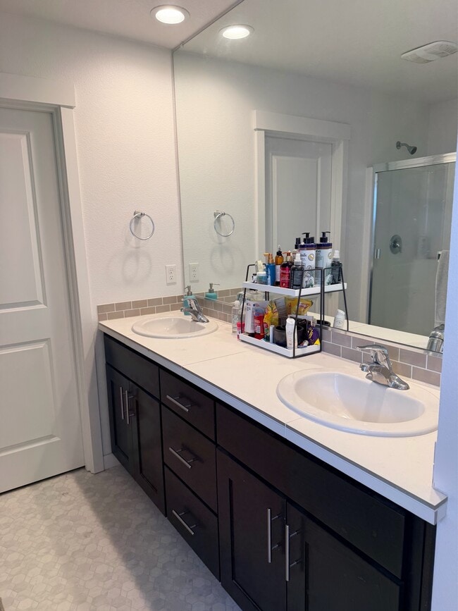 Building Photo - 995 NE Wildwood Dr