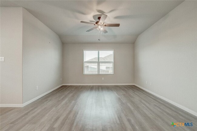 Building Photo - 1945 Redstart