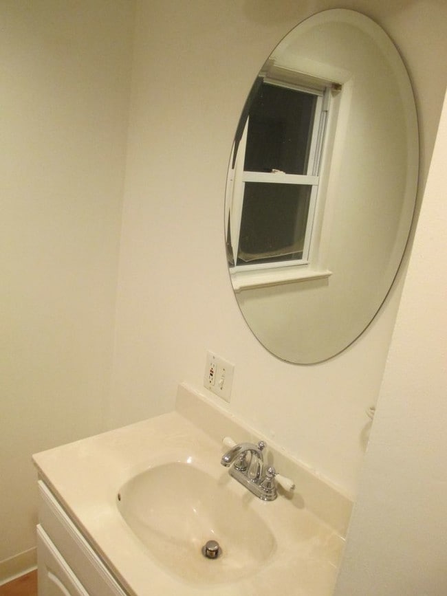 Building Photo - 5 Summit Ave 2nd Floor - 2Bdrm Rental