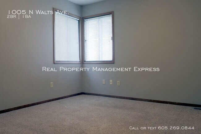 Building Photo - 2 Bedroom Duplex with Fenced Yard