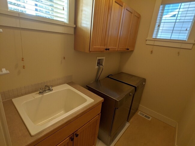 Building Photo - Very nice 2 bed, 2 bath, 1 car garage in S...