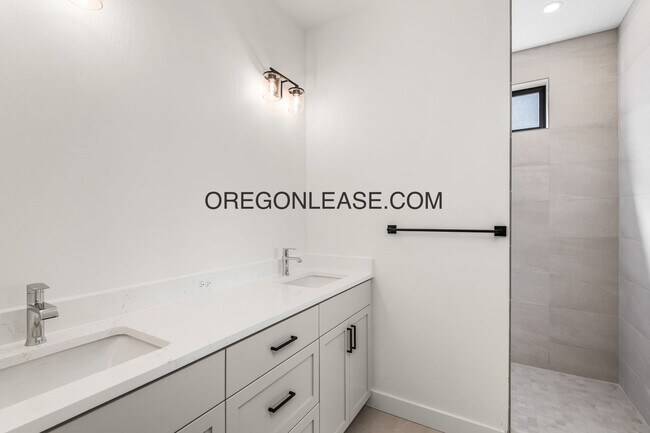 Building Photo - Gorgeous New Construction in Brand New Veneta Subdivision