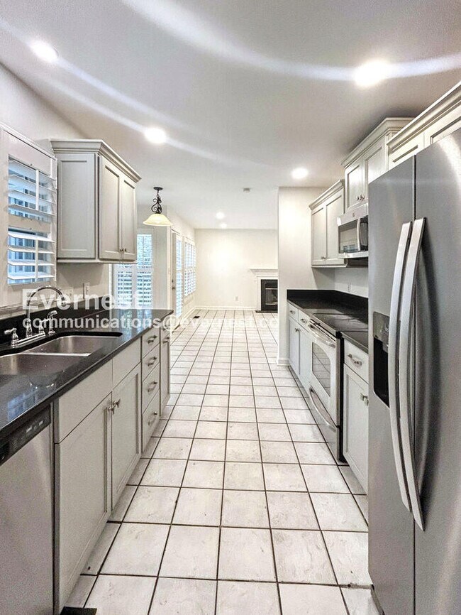 Building Photo - 3501 Shaker Dr