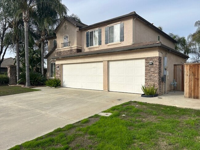Building Photo - 4 Bedroom 2.5 Bathroom in NW Visalia with a Pool!! Just in Time for Summer!!!